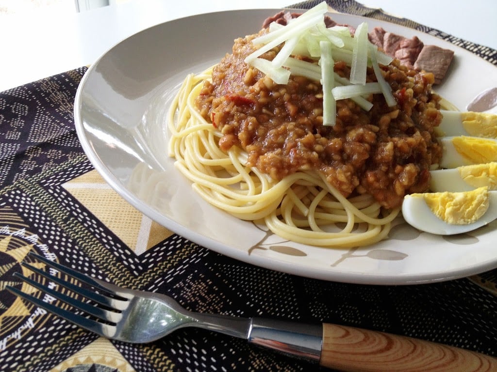 Beef Noodles in Peanut Sauce (Mee Rojak Daging)