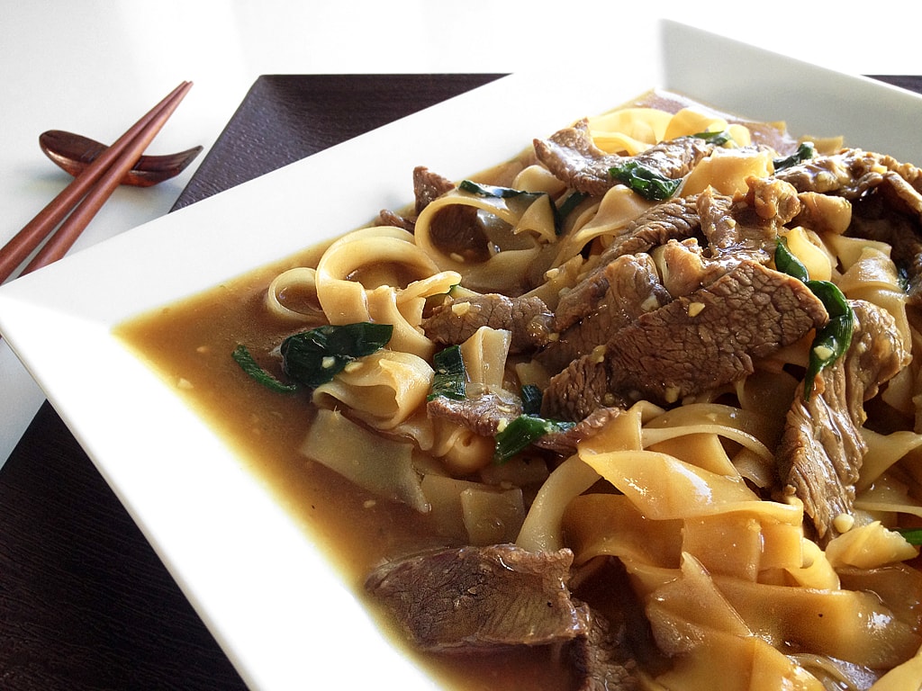 Ginger beef noodles is a great winter noodles fix. With thin strips of flank steak simmered in a gingery brown sauce and mixed with hearty rice noodles.