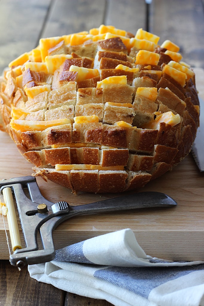 Bloomin' onion bread is the appetizer you're looking for to 'wow' guests. Cheesy, gooey strings of cheese meets crunchy, fresh green onions and poppy seeds!