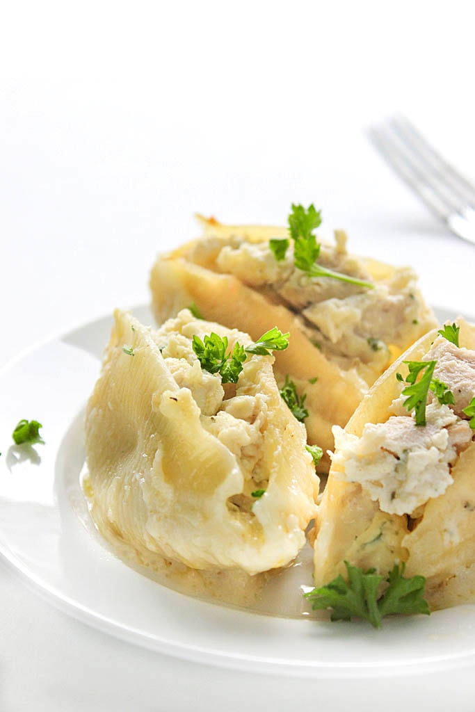 Chicken Alfredo pasta shells are decadent and delicious. These shellfredos have ricotta chicken stuffed shells swimming in a rich Alfredo sauce.