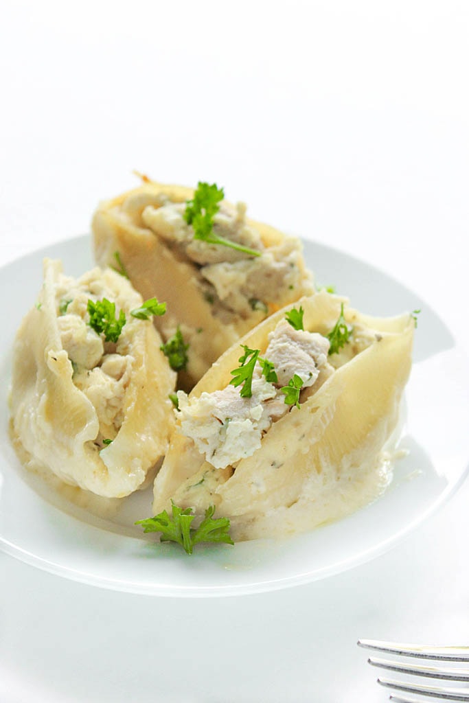 Chicken Alfredo pasta shells are decadent and delicious. These shellfredos have ricotta chicken stuffed shells swimming in a rich Alfredo sauce.