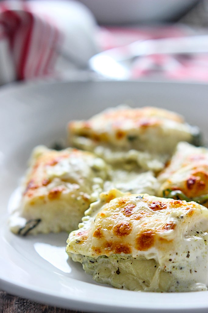An easy, cheesy rich and creamy spinach and artichoke ravioli bake. Easy to make with convenience items from grocery stores!