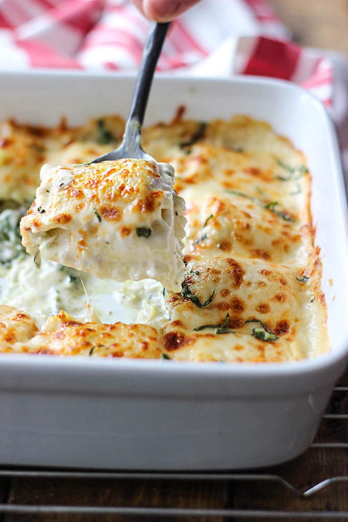 An easy, cheesy rich and creamy spinach and artichoke ravioli bake. Easy to make with convenience items from grocery stores!