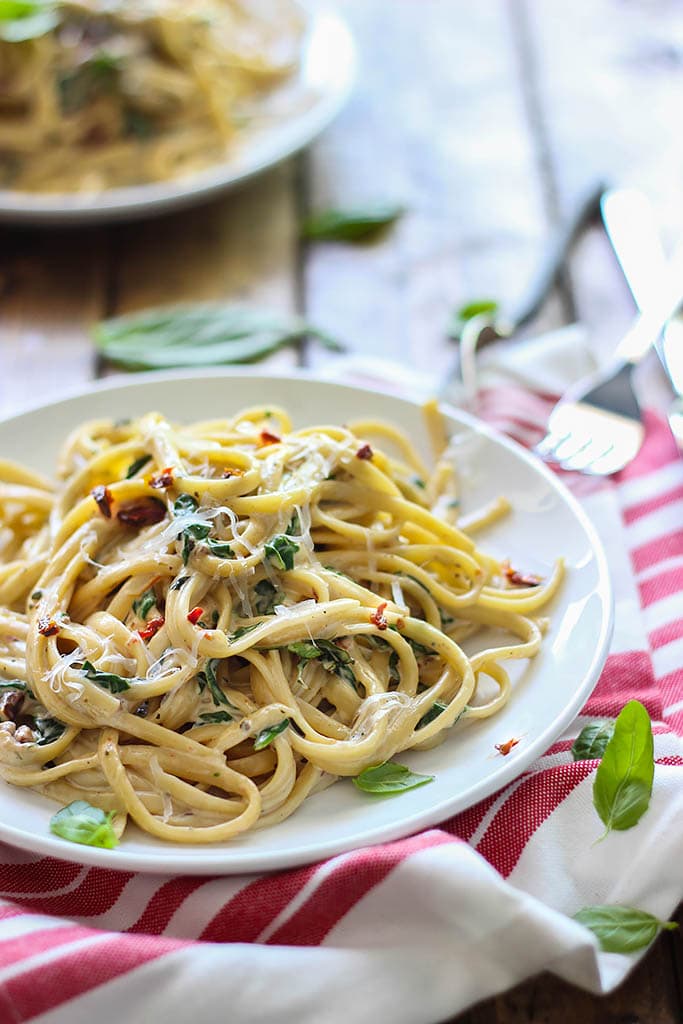 Get into full spring mode with this creamy sun-dried tomato and spinach pasta! Easy and ready in 30 minutes.