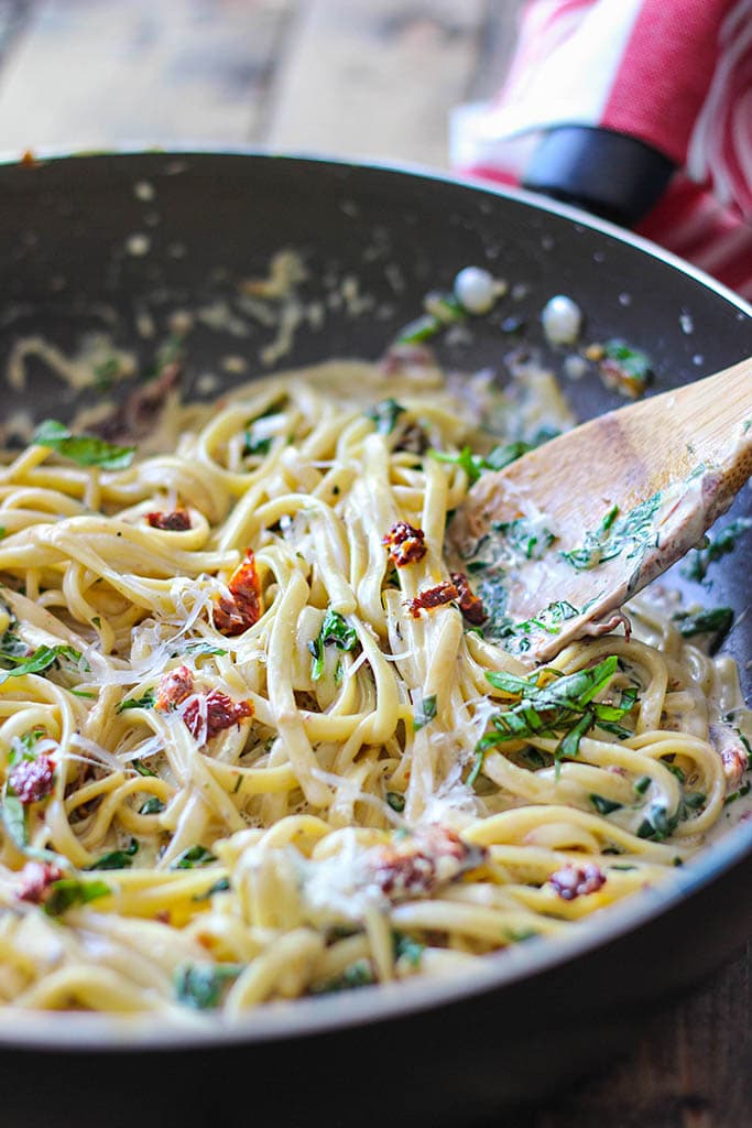 Get into full spring mode with this creamy sun-dried tomato and spinach pasta! Easy and ready in 30 minutes.