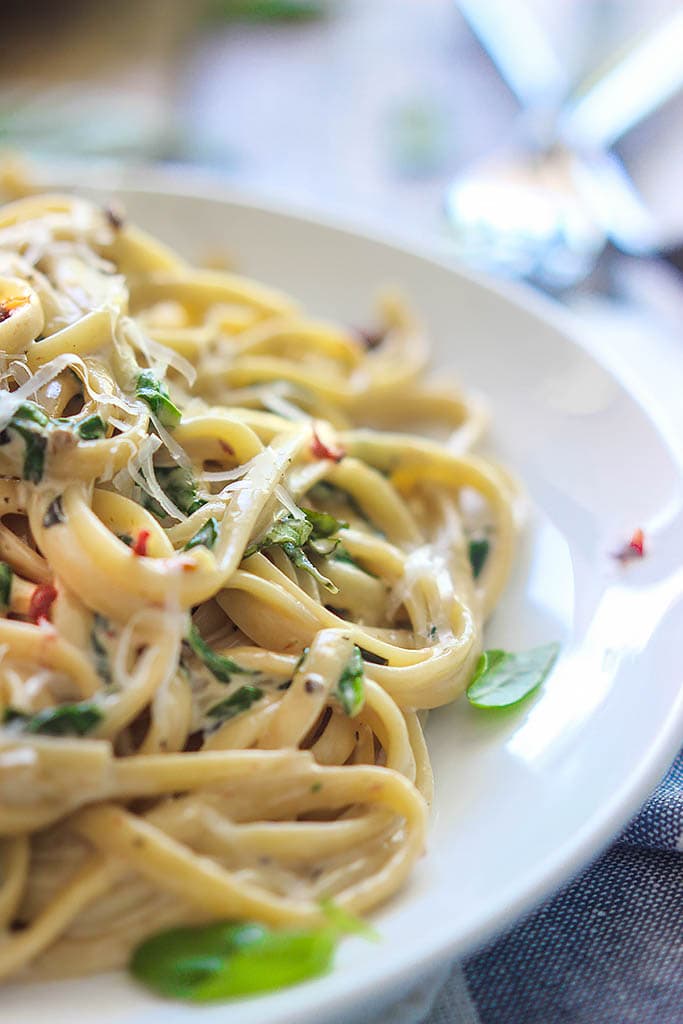 Get into full spring mode with this creamy sun-dried tomato and spinach pasta! Easy and ready in 30 minutes.