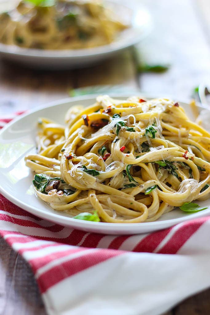 Get into full spring mode with this creamy sun-dried tomato and spinach pasta! Easy and ready in 30 minutes.
