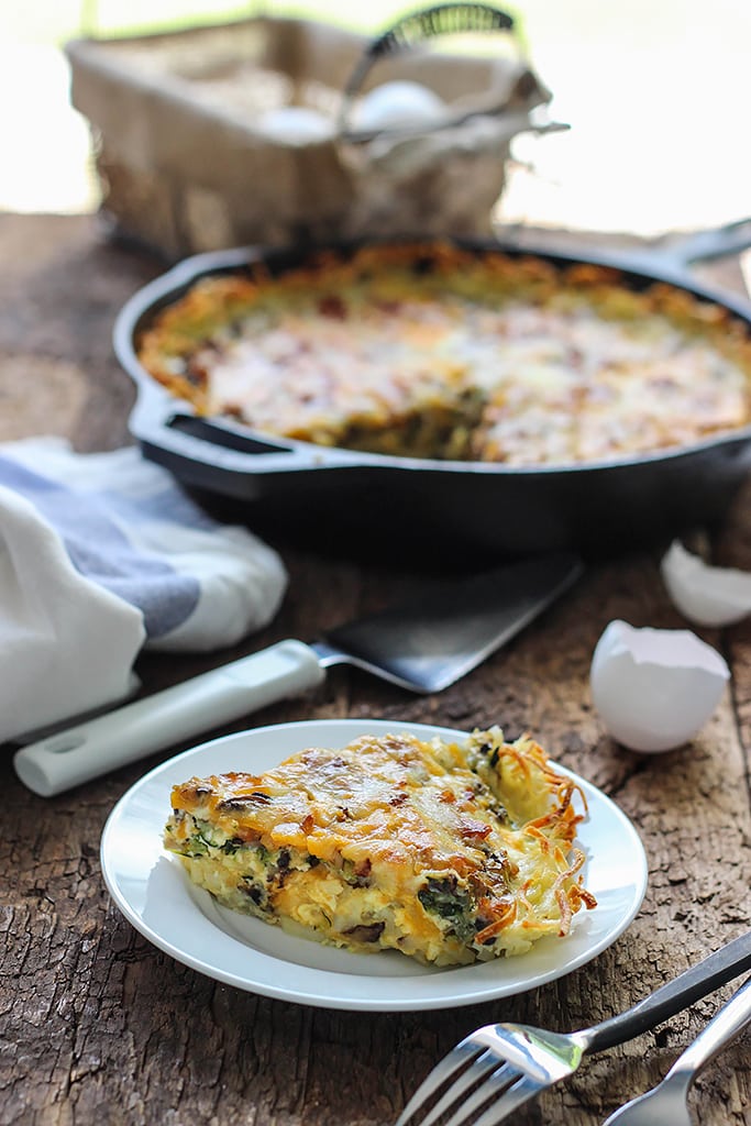 Enjoy a crispy hash brown crust in this hash brown breakfast quiche filled with custard, zucchini, mushrooms and bacon!