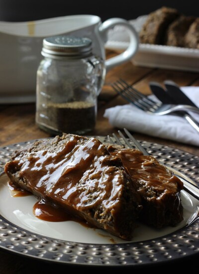 An easy recipe for mushroom meatloaf lovers. Serve with a gravy of your choice and pair it with a side of mashed potatoes and sauteed greens.