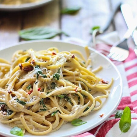 Get into full spring mode with this creamy sun-dried tomato and spinach pasta! Easy and ready in 30 minutes.