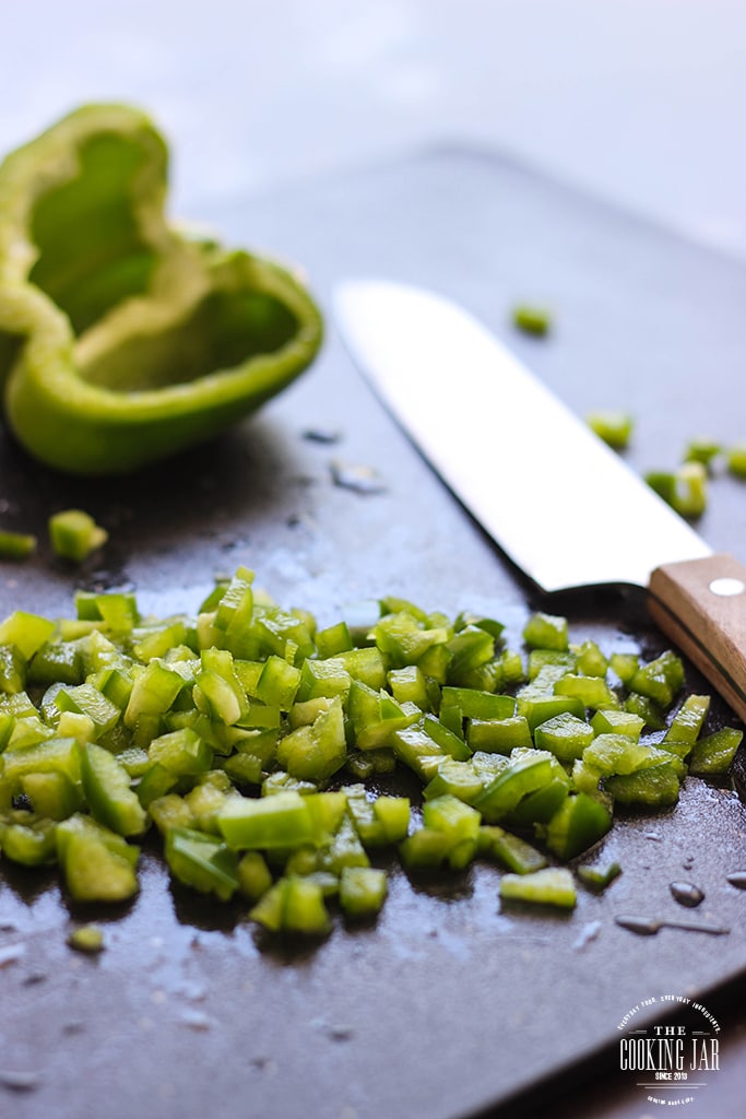 pastele fără carne nu trebuie să fie plictisitoare. Acest paste Ușor de legume este aromat și diferit, cu un sos de paste de căldură dulce toată lumea va iubi!'t have to be boring. This easy vegetable pasta is flavorful and different with a sweet heat pasta sauce everyone will love!