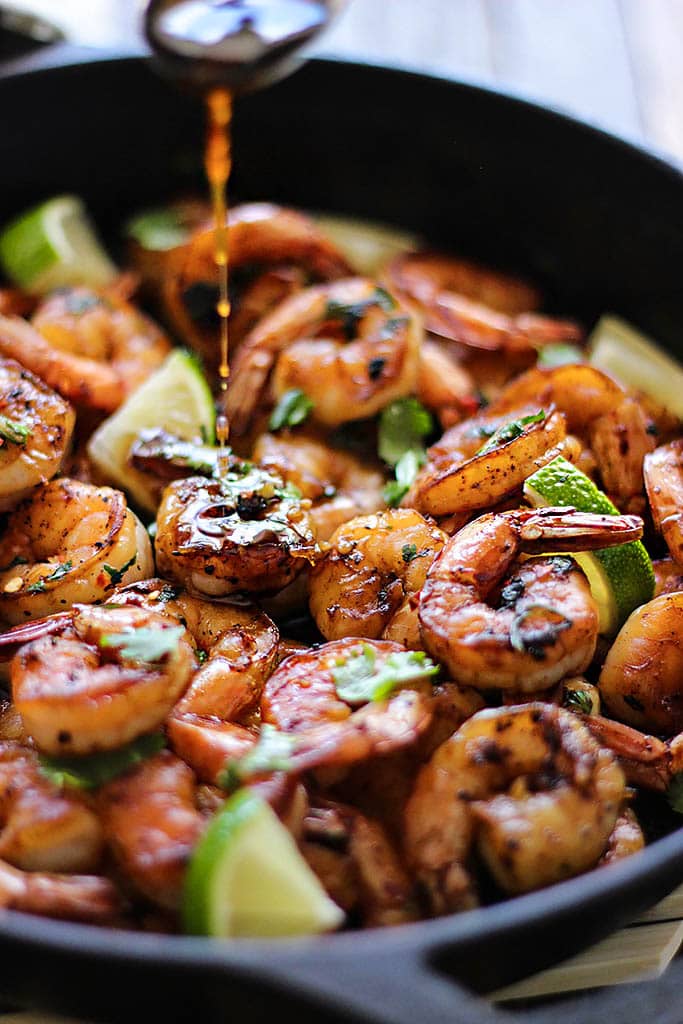 Cilantro lime honey garlic shrimp skillet is smoky, sweet, zesty and savory. W skrócie, ten 30 minutowy posiłek jest szybki i łatwy bez skąpstwa na smaku.